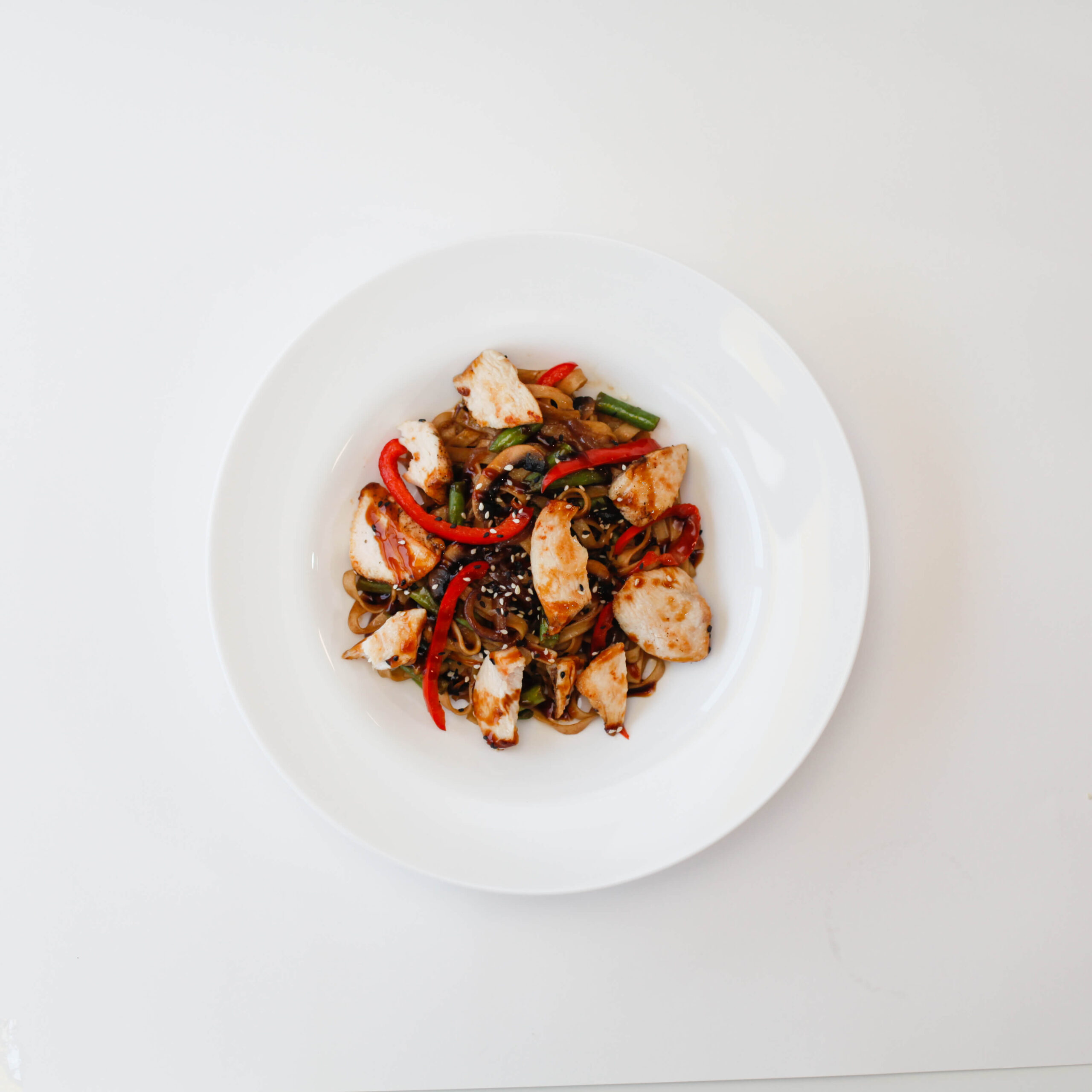 Лапша пшеничная,перец сладкий,фасоль,шампиньоны,курица,соевый соус,терияки,лук красный